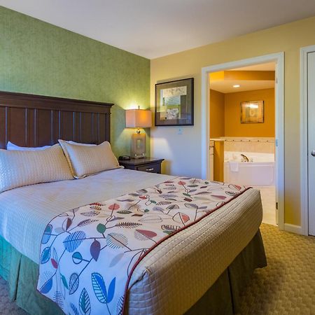Vacation Village In The Berkshires Ханкок Экстерьер фото A bedroom at the Grand Country Hotel