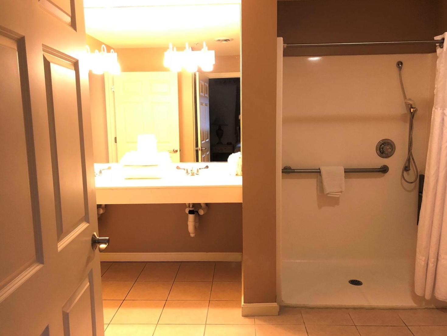 Vacation Village In The Berkshires Ханкок Номер фото A typical bathroom in a hotel