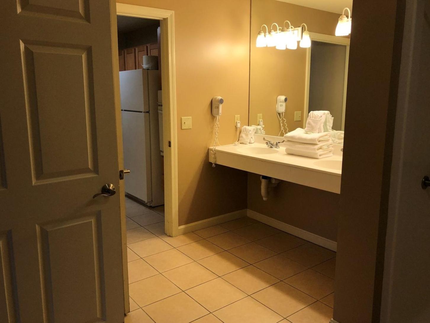 Vacation Village In The Berkshires Ханкок Номер фото A bathroom at the Inn at the Opera