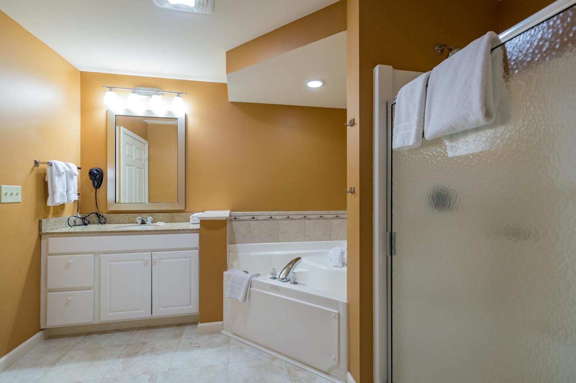Vacation Village In The Berkshires Ханкок Экстерьер фото A bathroom in a typical hotel room
