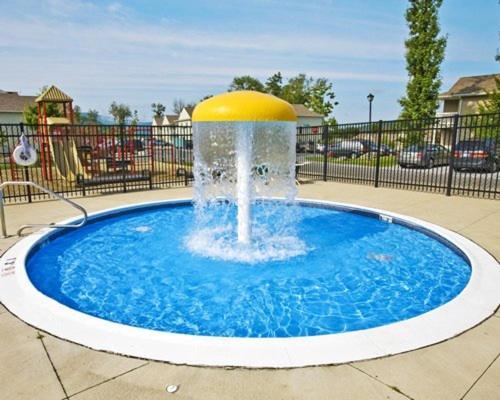 Vacation Village In The Berkshires Ханкок Экстерьер фото A splash pad