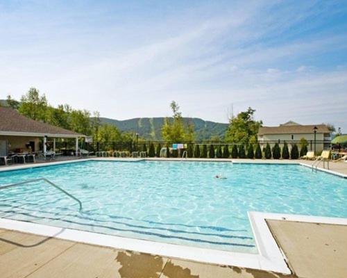 Vacation Village In The Berkshires Ханкок Экстерьер фото The pool at the Mountain Mile