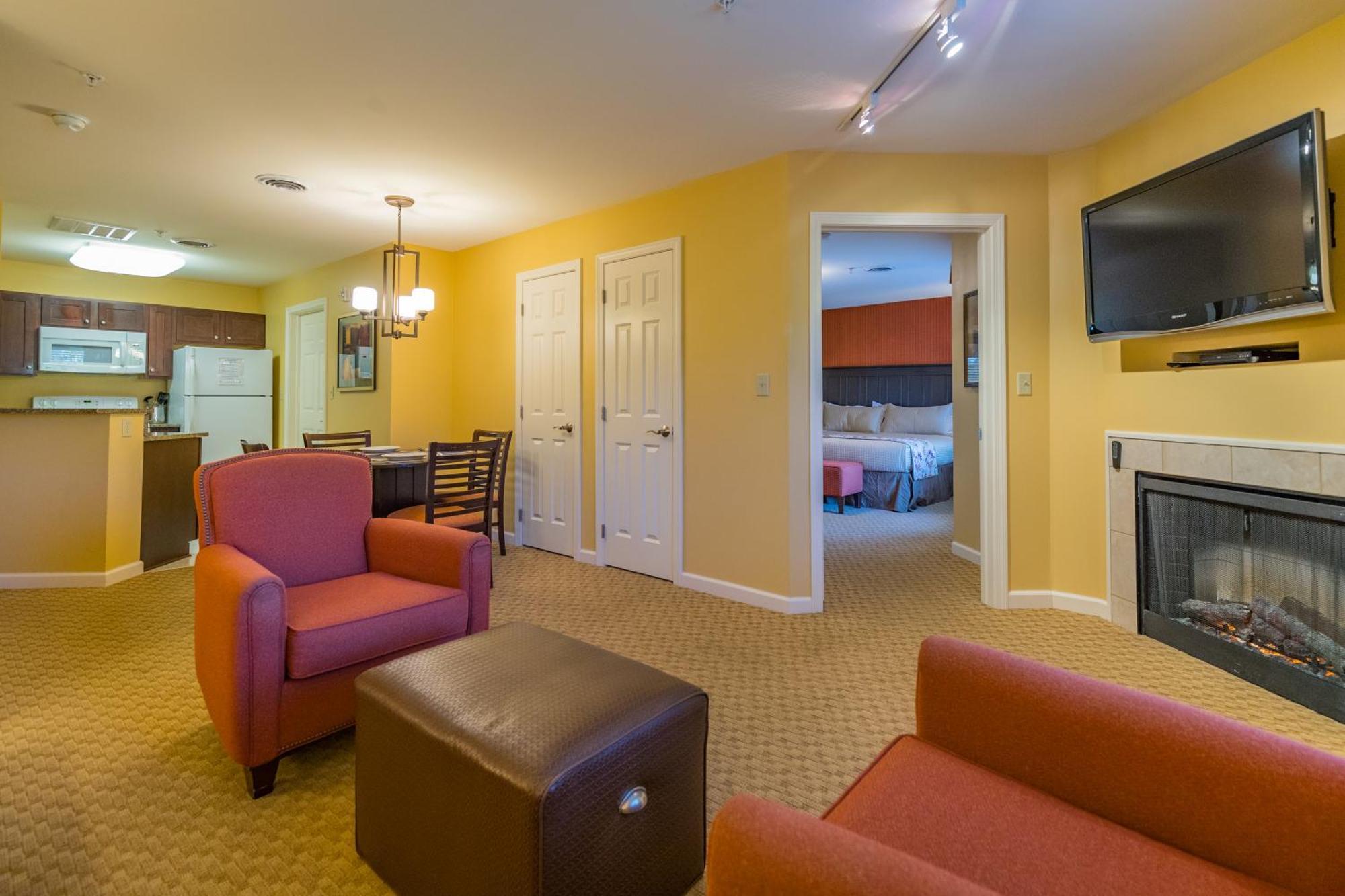Vacation Village In The Berkshires Ханкок Экстерьер фото Living room of a typical two-bedroom suite