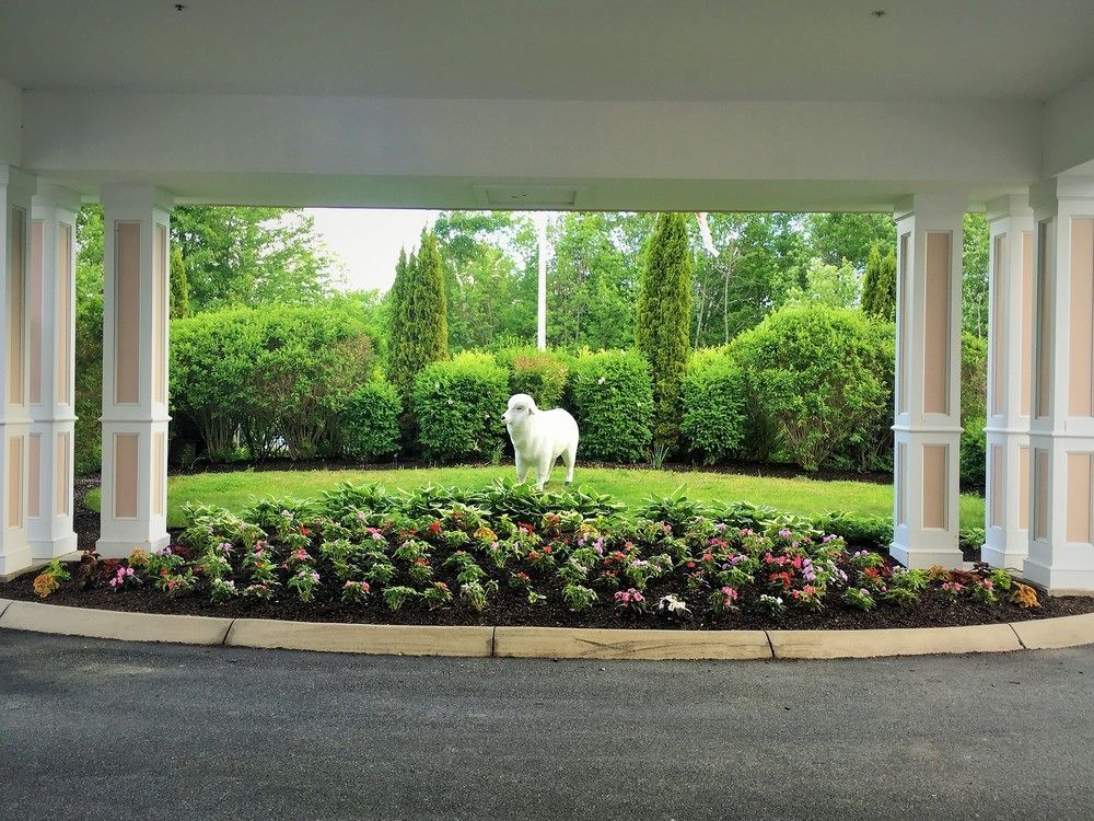 Vacation Village In The Berkshires Ханкок Экстерьер фото The front entrance of the Inn at the Opera