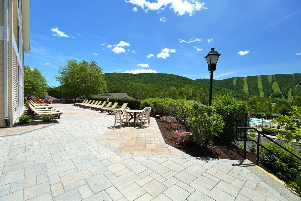 Vacation Village In The Berkshires Ханкок Экстерьер фото The patio at the Mountain View Grand Resort