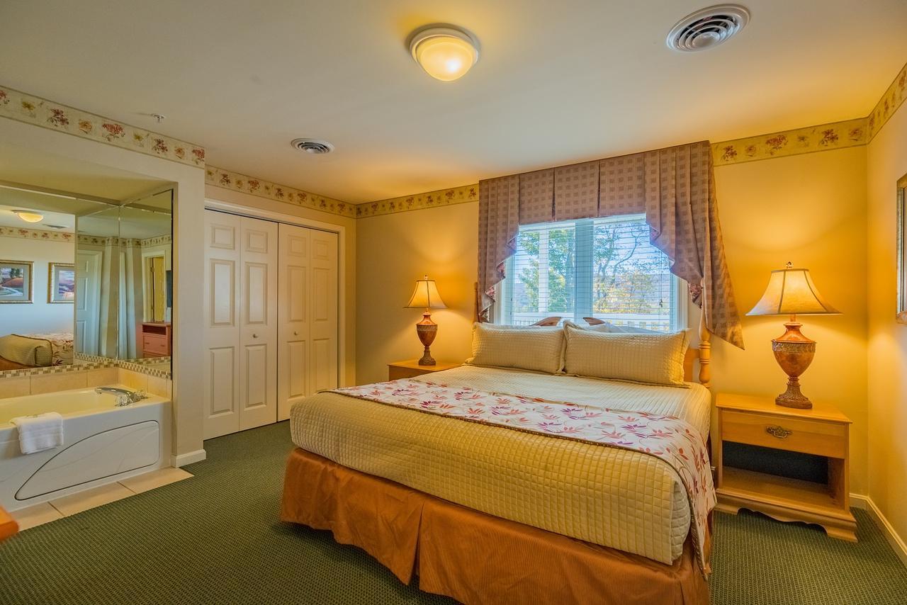 Vacation Village In The Berkshires Ханкок Экстерьер фото A bedroom at the Inn at the Opera House