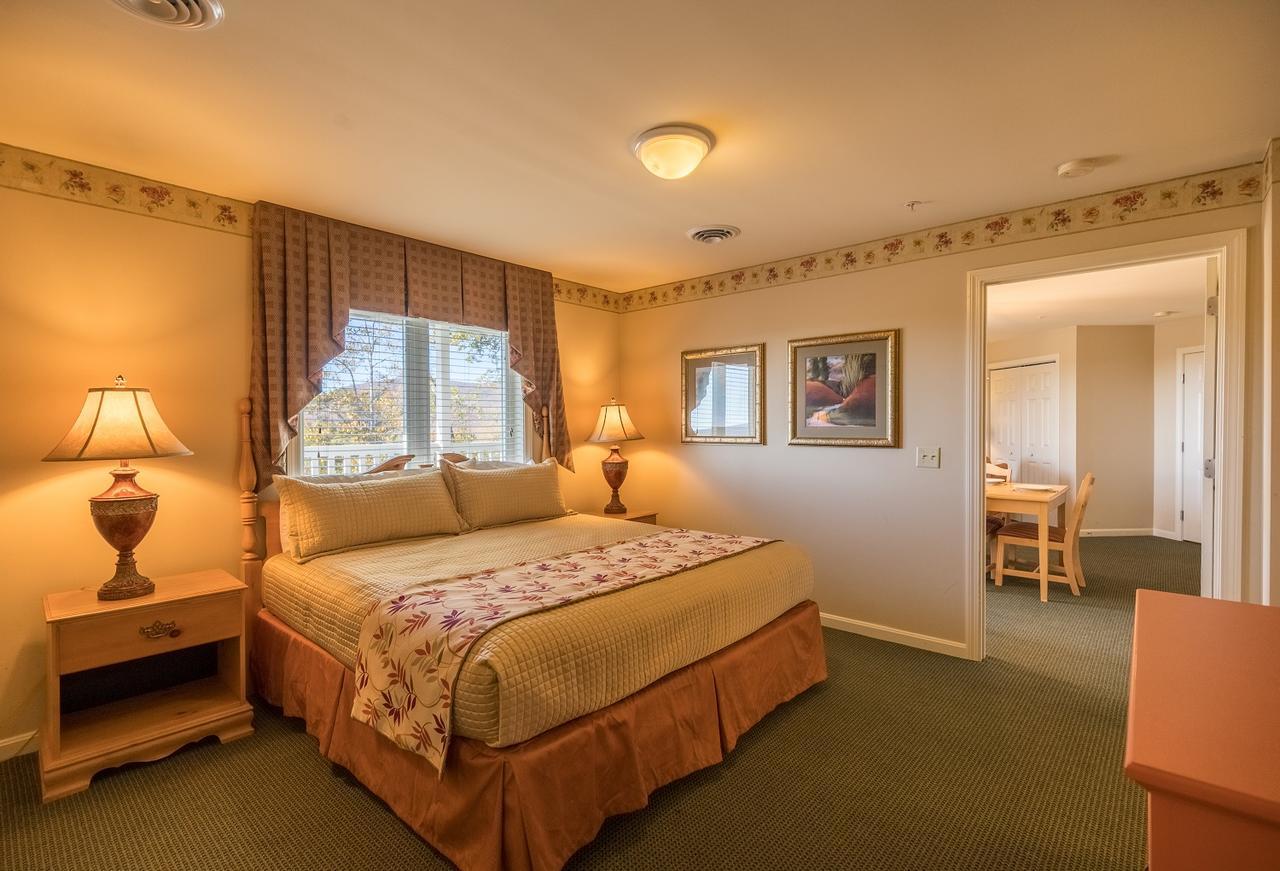 Vacation Village In The Berkshires Ханкок Экстерьер фото A bedroom at the Grandview Lodge